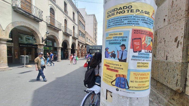 Guadalajara, Jalisco. sobre la avenida 16 de Septiembre, en el centro de Guadalajara, se observan carteles con adevertencias y consejos para prevenir caer en estafas o falsas vacantes de trabajo